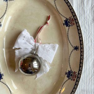 Glasjulekugle med sløjfe af vintage tekstil