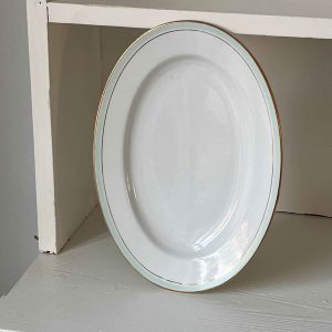 Vintage porcelænserveringsfad med lyseblå og guldkant · L32,5 x B23 cm