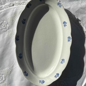 Serveringsfad med blå blomstermotiv i porcelæn