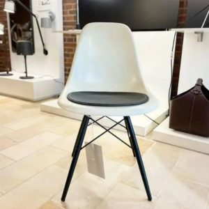 DSR Eames Fiberglass Side Chair – Parchement/Ahorn – Udstillingsmodel