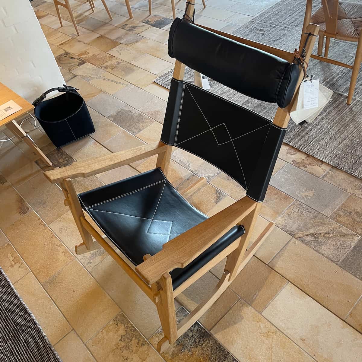 GE673 Gyngestol Nøglehullet Hans J. Wegner – Udstillingsmodel