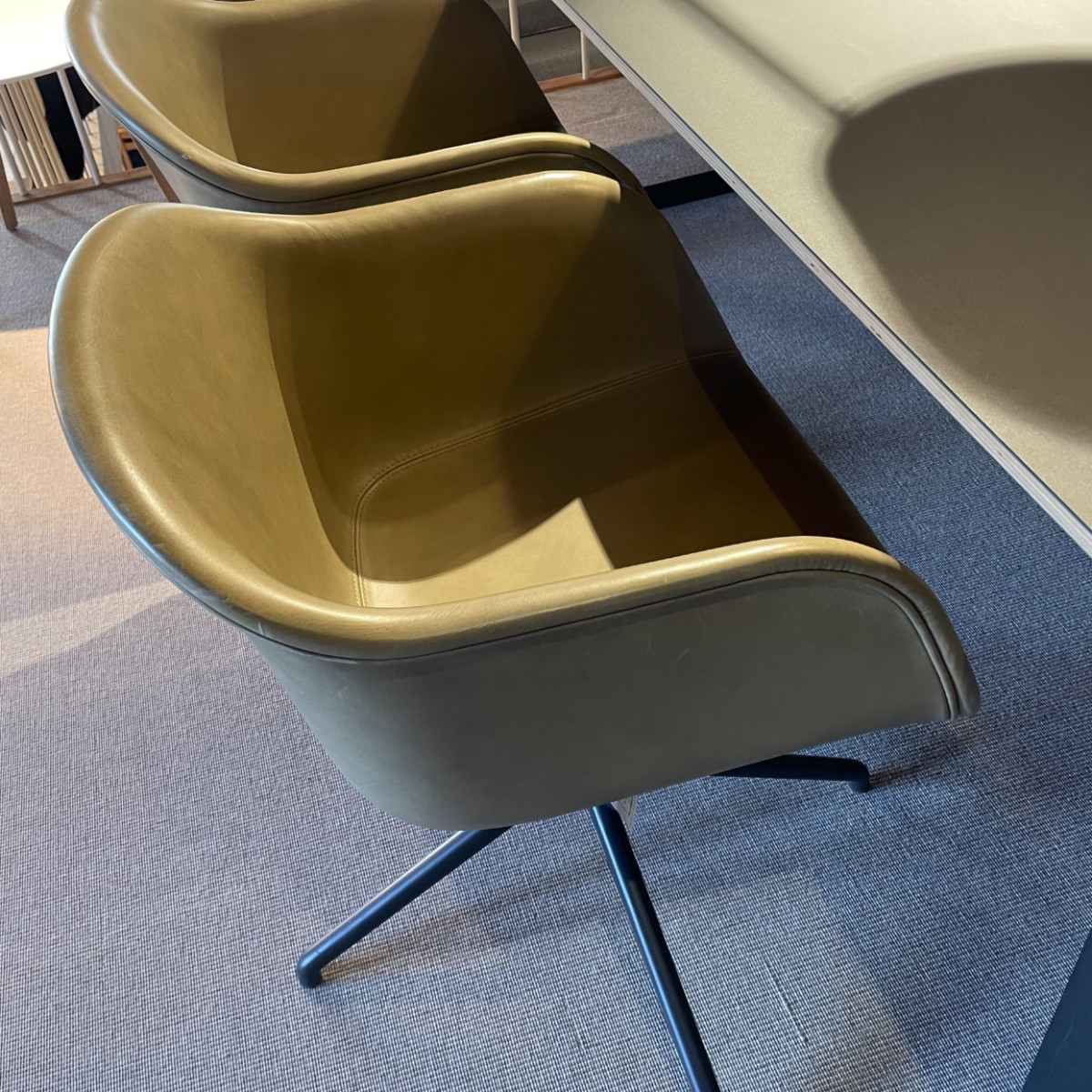 MUUTO Fiber Armchair – 6 stk. drejestole – Udstillingsmodel - Billede 3
