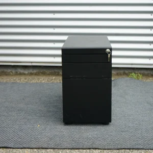 Paustian skuffeboks sort 73x32x50 – Med pennebakke