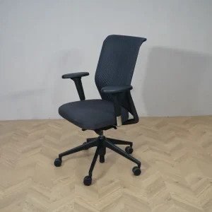 Vitra ID Mesh kontorstol i mørkegrå med armlæn
